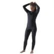 Otroligt varm Craft Core Warm Baselayer Set långkalsonger med tröja (dam) på en modell i färgen black