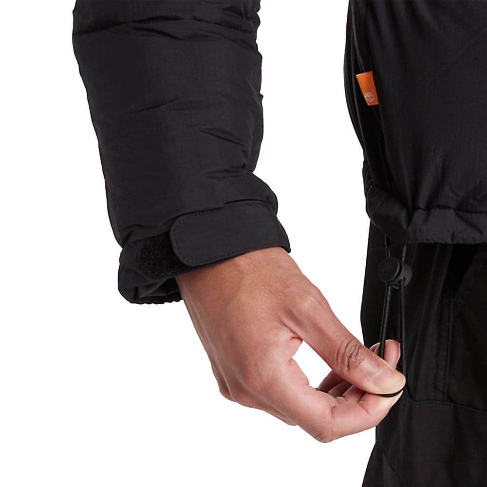 En modell som använder dragsko på Timberland Archive Puffer jacka (Herr)