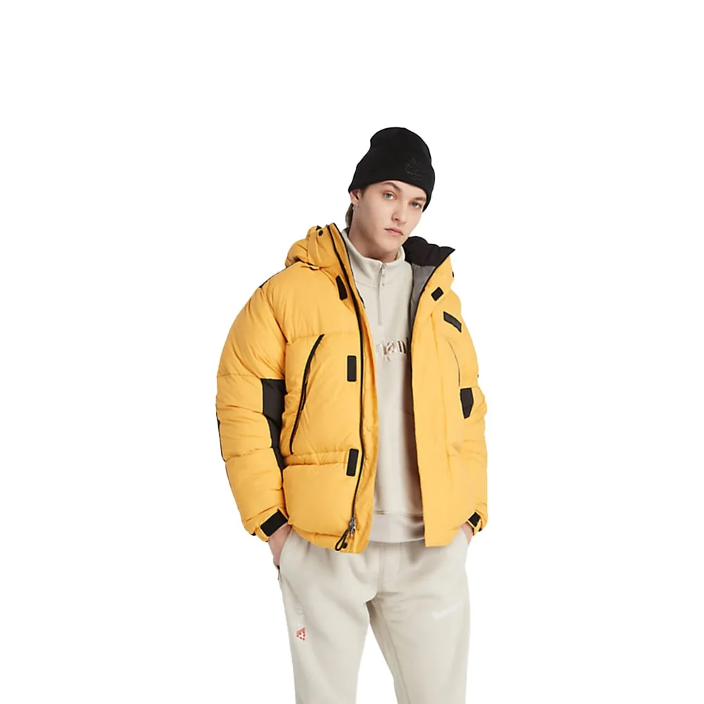 En gul Timberland Down Puffer Parka vinterjacka (Herr) på en modell