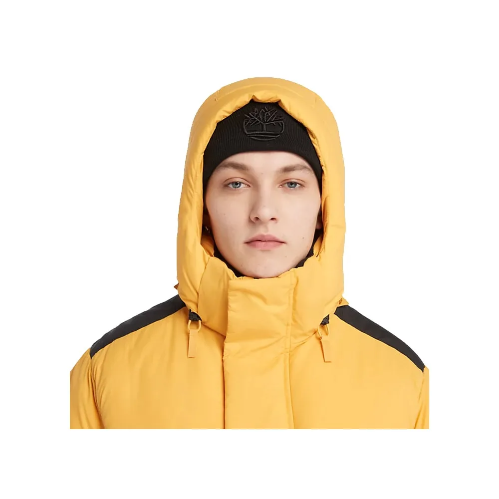 En modell har på sig en luva på Timberland Down Puffer Parka vinterjacka (Herr)