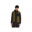 En modell bär Timberland Outdoor Archive Vest fleeceväst (herr) i färgen olive