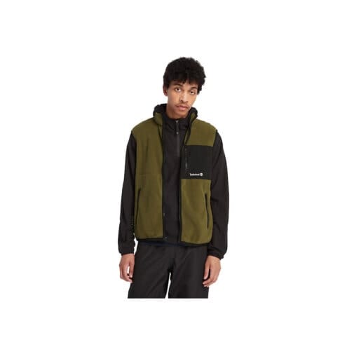 En modell bär Timberland Outdoor Archive Vest fleeceväst (herr) i färgen olive