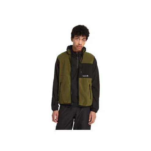 En modell bär Timberland Outdoor Archive Vest fleeceväst (herr) i färgen olive
