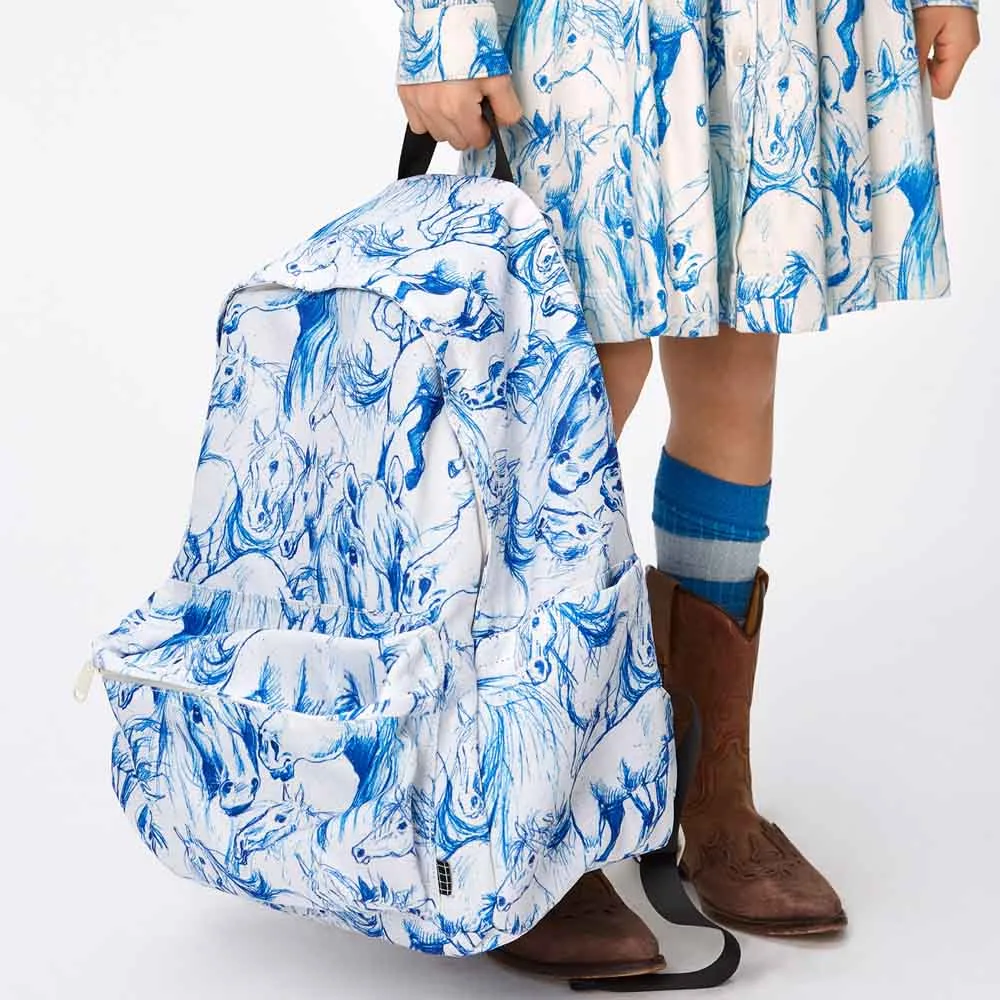 Ett barn som håller i En snygg och praktisk Molo Mio Backpack dagsryggsäck (barn/junior)