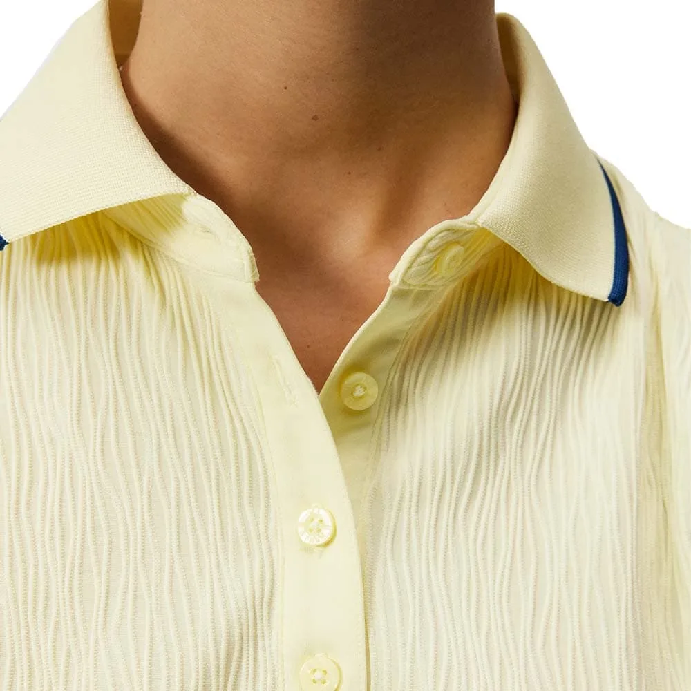 Närbild på krage av J.Lindeberg Lila Sleeveless Top pikéväst (dam)