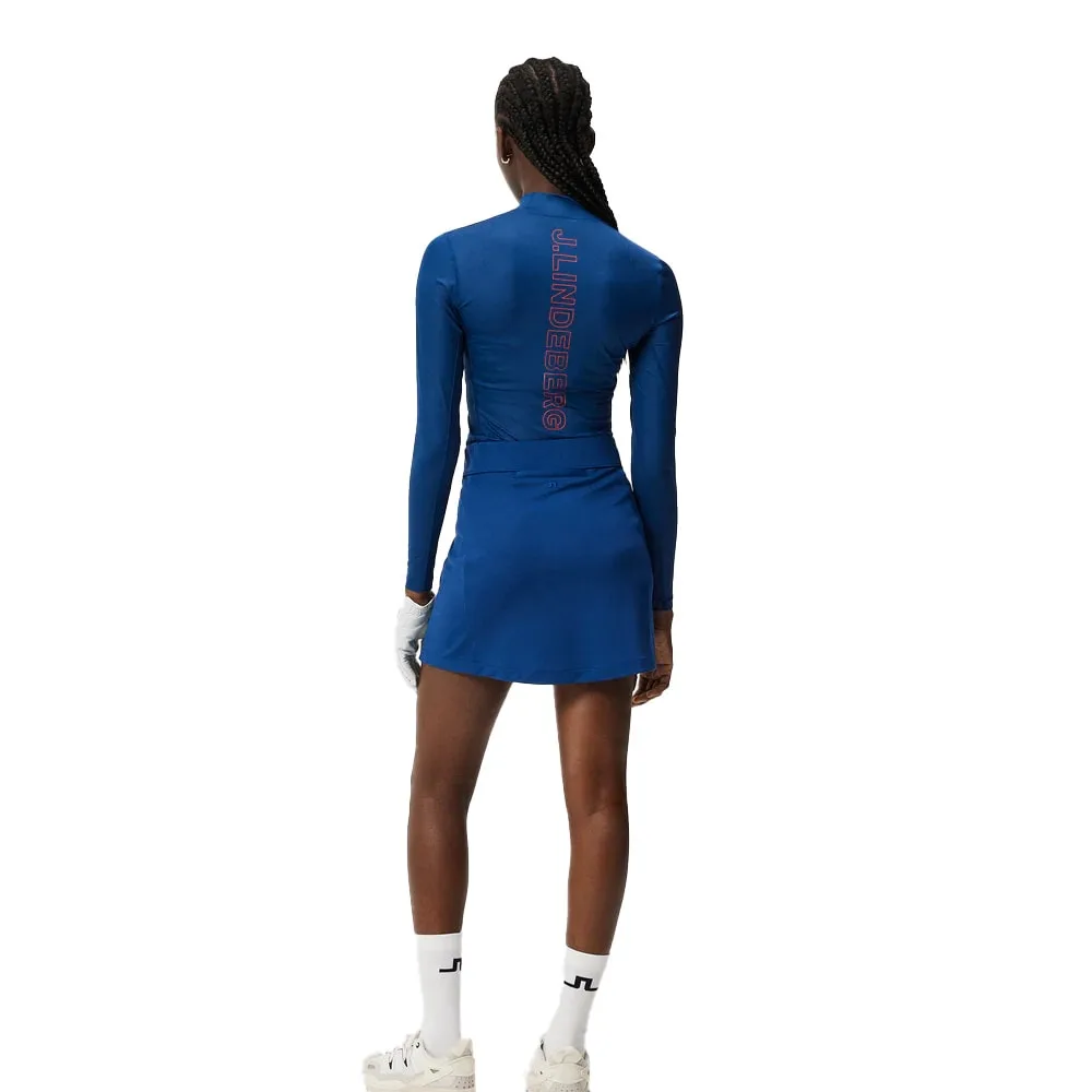 Baksida av J.Lindeberg Amelie Mid Skirt golfkjol (dam) på modell