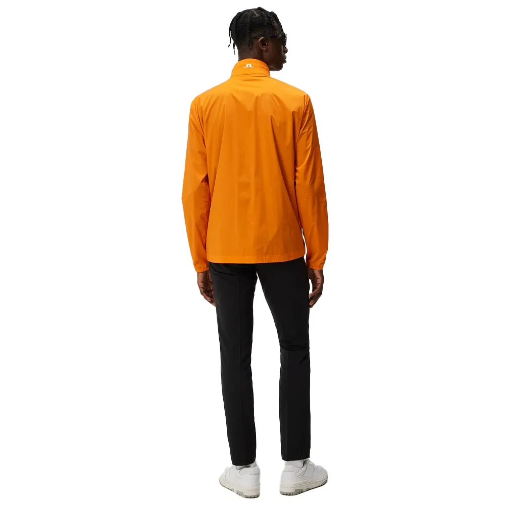 Baksida av En otroligt lätt och snygg J.Lindeberg Ash Light Packable Jacket (herr)