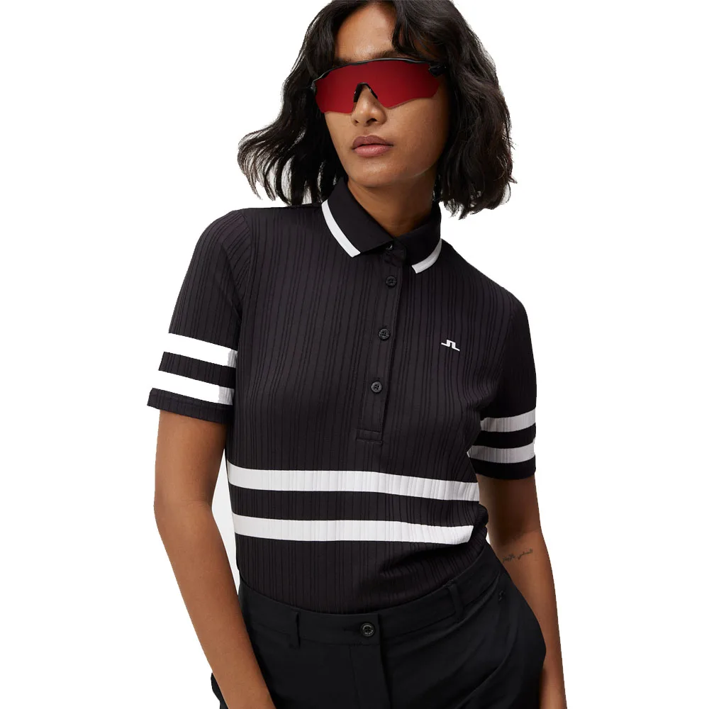 En modell bär J.Lindeberg Moira Polo retro pikétröja (dam)