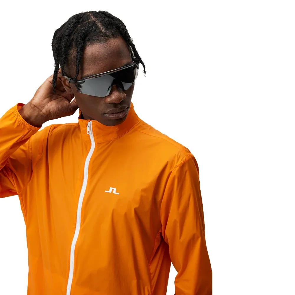 En otroligt lätt och snygg J.Lindeberg Ash Light Packable Jacket (herr) på e modell