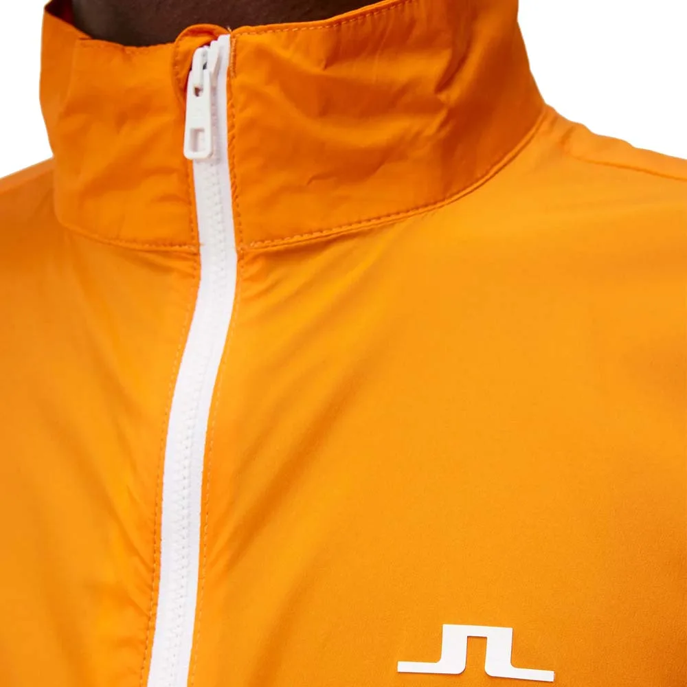 Närbild på logga av En otroligt lätt och snygg J.Lindeberg Ash Light Packable Jacket (herr)