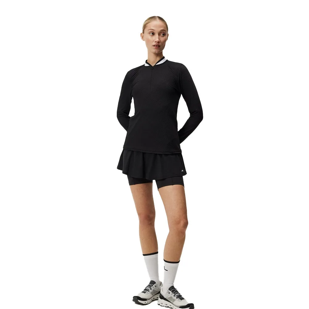 Framsida av J.Lindeberg Leonor Mid Layer (dam) på en modell