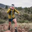 En man som använder Black Diamond Distance FLZ Poles löpning och trekkingstavar (herr)