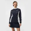 funktionell och bekväm J.Lindeberg Thorine Jacket vindjacka (dam) på en modell
