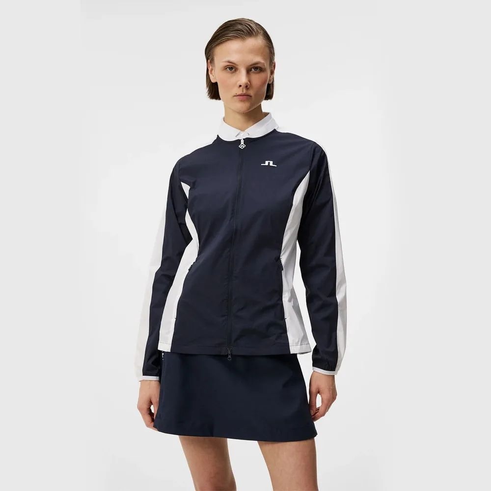 funktionell och bekväm J.Lindeberg Thorine Jacket vindjacka (dam) på en modell