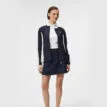 funktionell och bekväm J.Lindeberg Thorine Jacket vindjacka (dam) med en öppen dragkedja på en modell