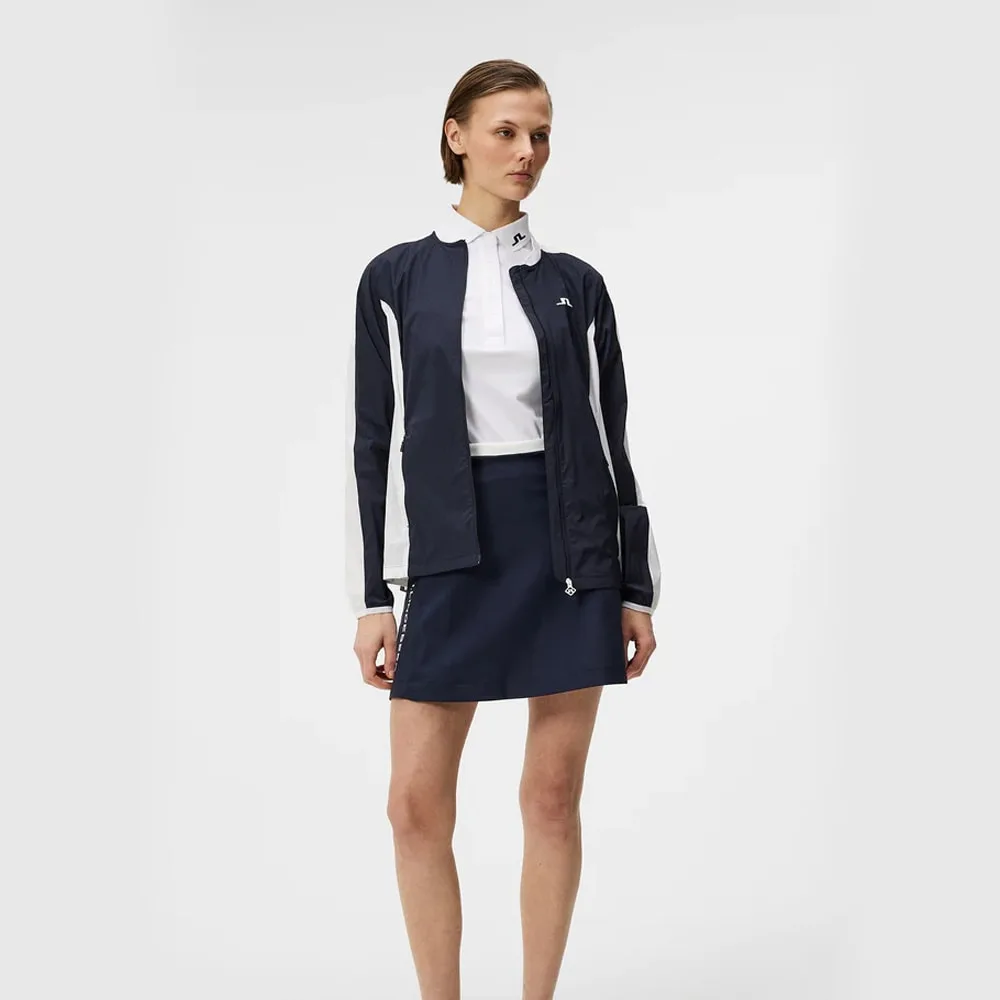 funktionell och bekväm J.Lindeberg Thorine Jacket vindjacka (dam) med en öppen dragkedja på en modell
