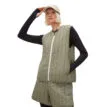 En snygg och praktisk Röhnisch Lake Padded Vest (dam) på en modell