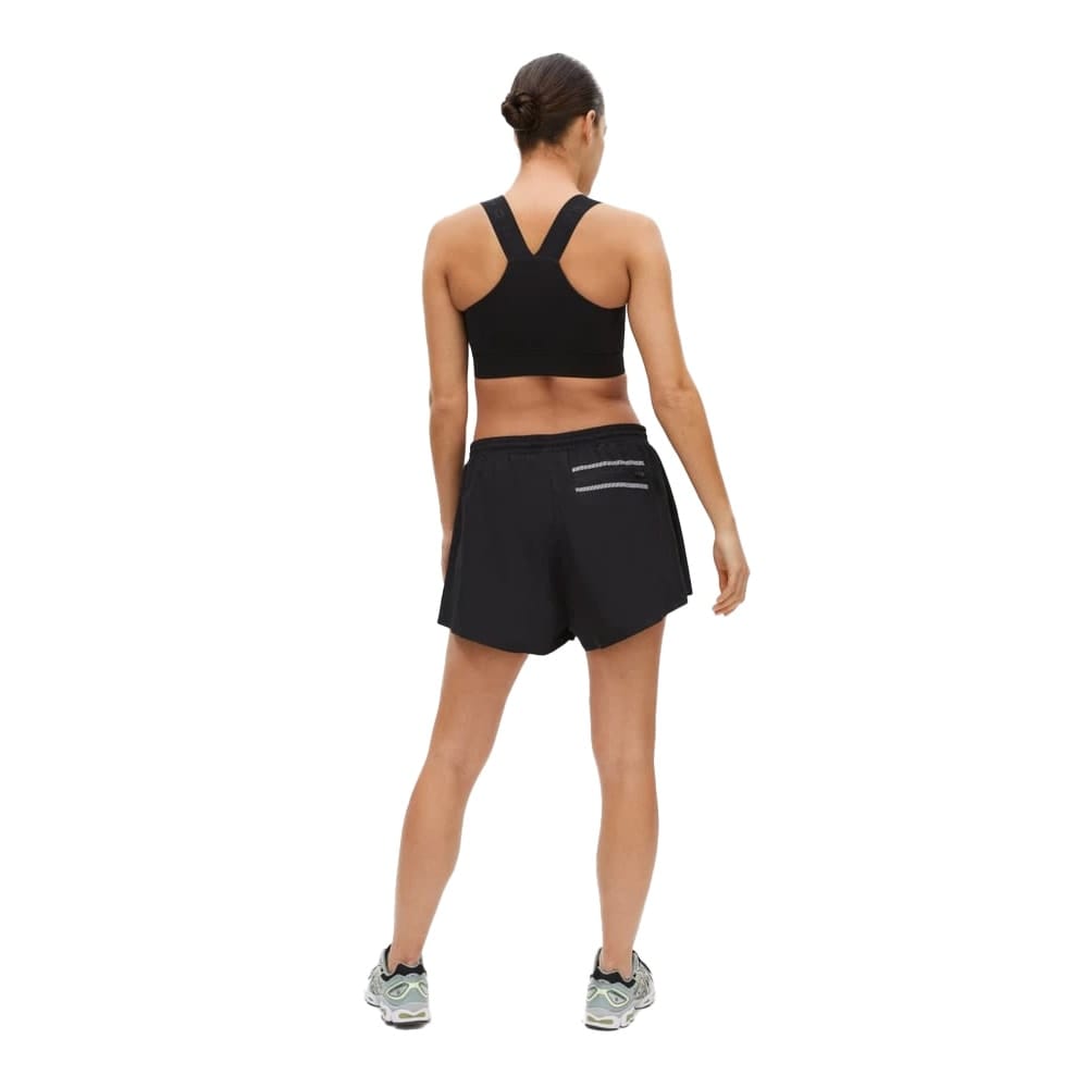 Röhnisch Lightweight Running Shorts (dam) på en modell bakifrån