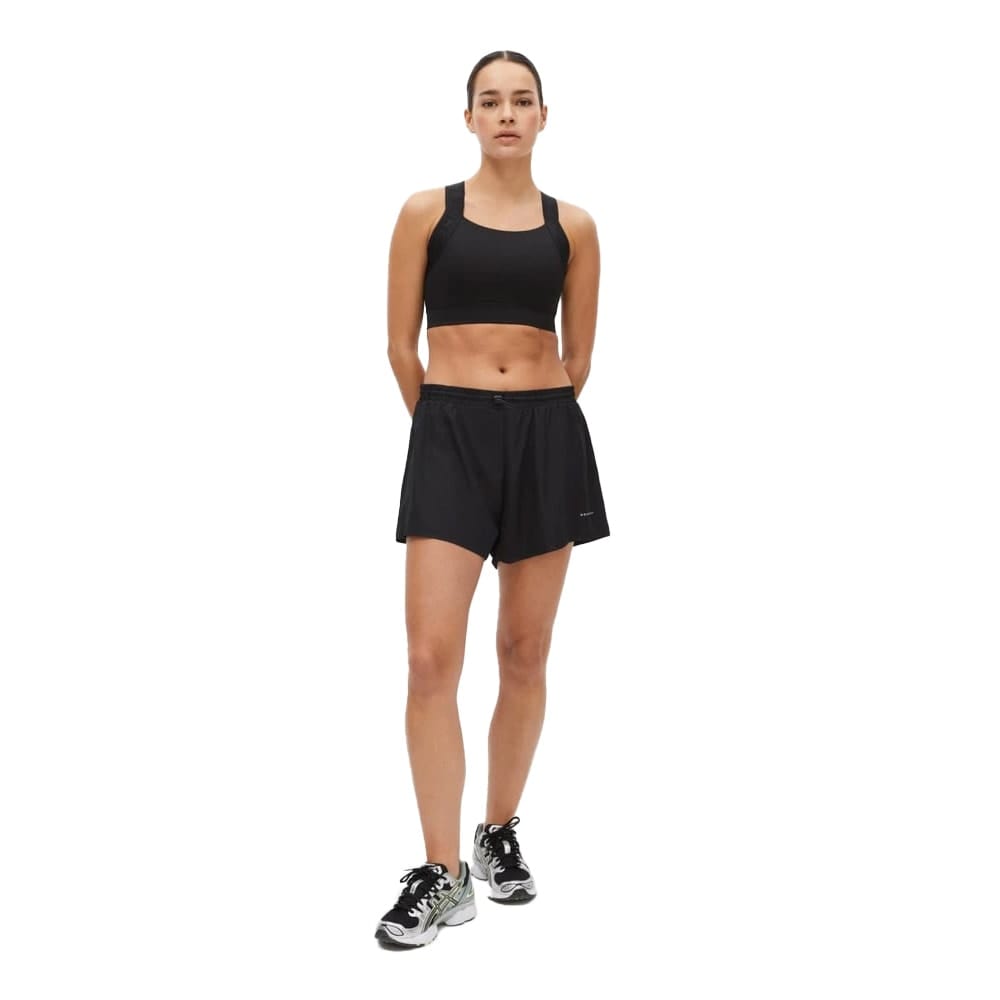 Röhnisch Lightweight Running Shorts (dam) på en modell