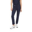 En modell bär Röhnisch Chie comfort Pants 30 golfbyxor (dam)