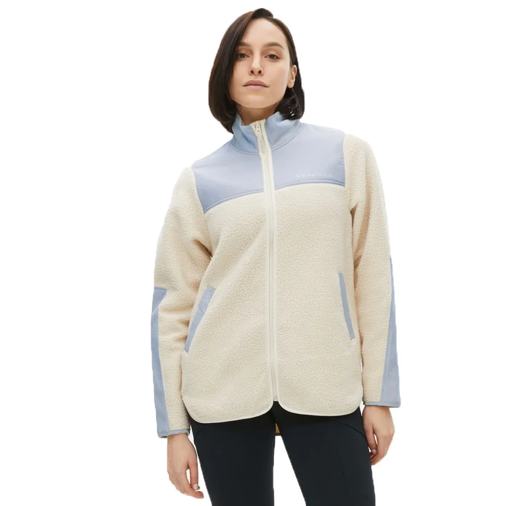 en Vindskyddande och snygg Röhnisch Phoebe Blocked Pile Jacket (dam) på modell