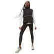 En modell bär En praktisk och ventilerande Röhnisch Lightweight Running Vest (dam)
