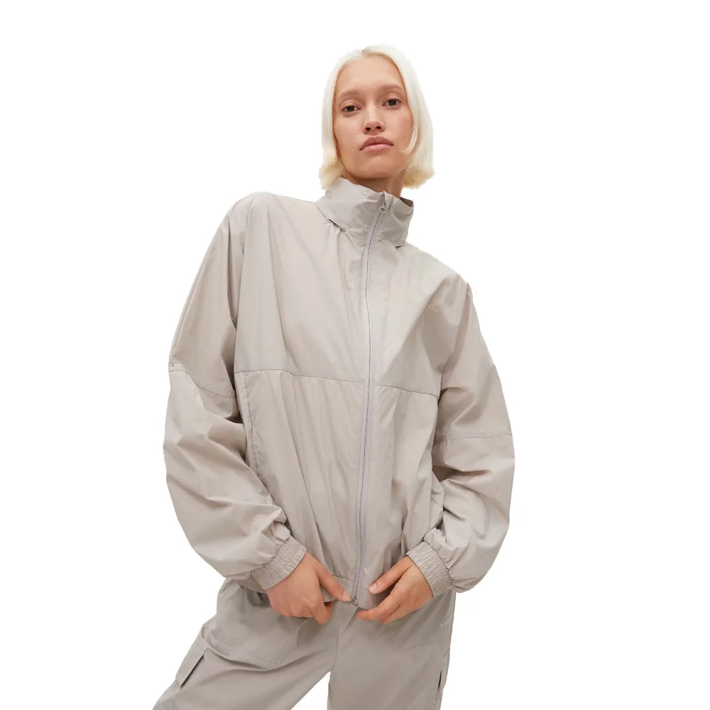En vindtät och praktisk Röhnisch Frankie Wind Jacket vindjacka (dam) på en modell