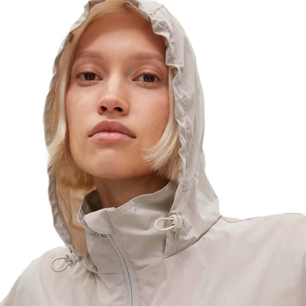 Luva på En vindtät och praktisk Röhnisch Frankie Wind Jacket vindjacka (dam)