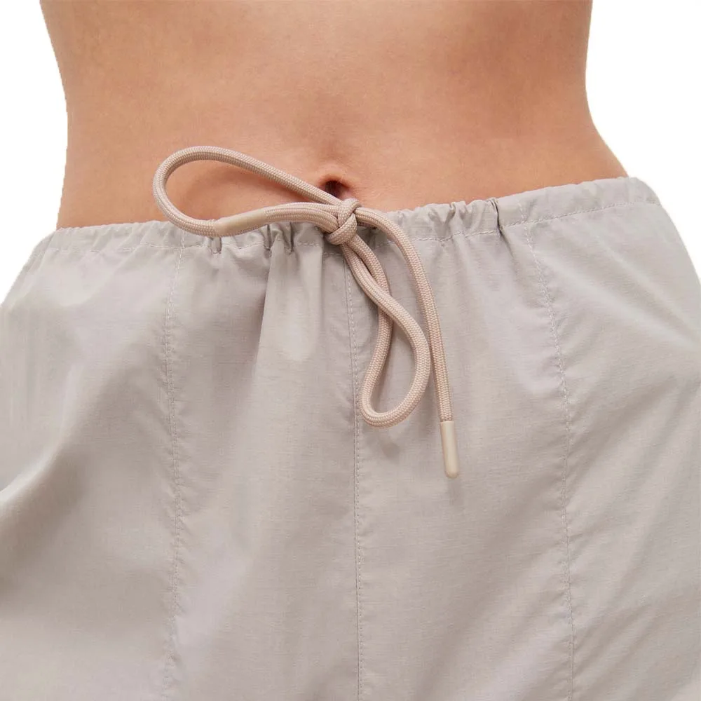 Midja på ett par Sköna och skyddande Röhnisch Frankie Wind Pants vindbyxor (dam)