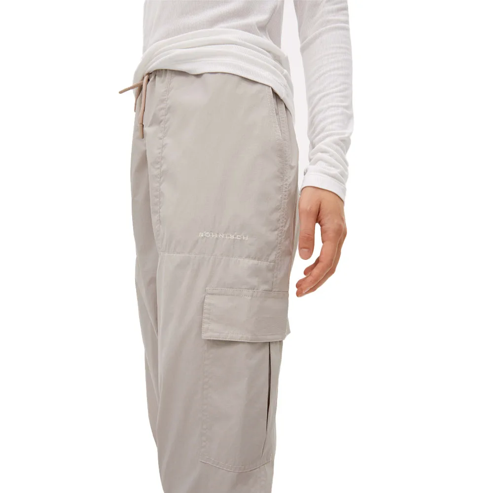Fickor på ett par Sköna och skyddande Röhnisch Frankie Wind Pants vindbyxor (dam)