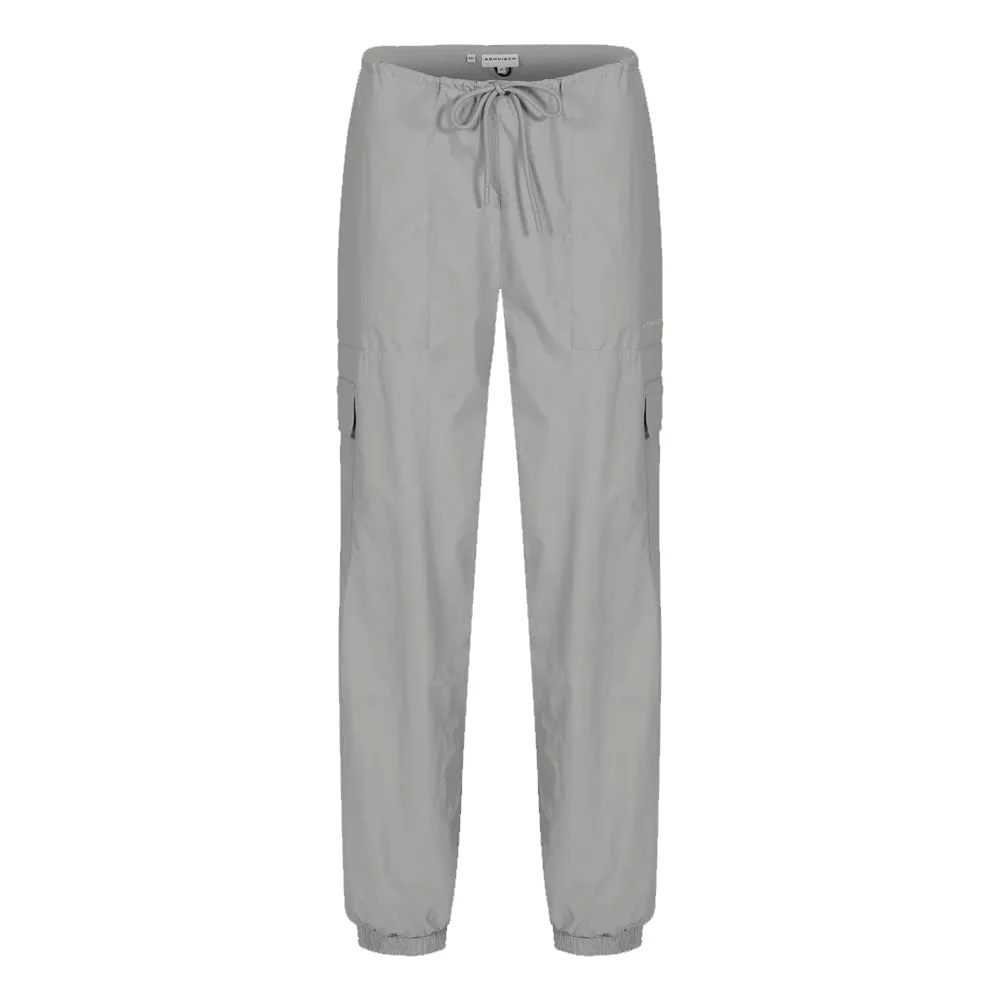 ett par Sköna och skyddande Röhnisch Frankie Wind Pants vindbyxor (dam)