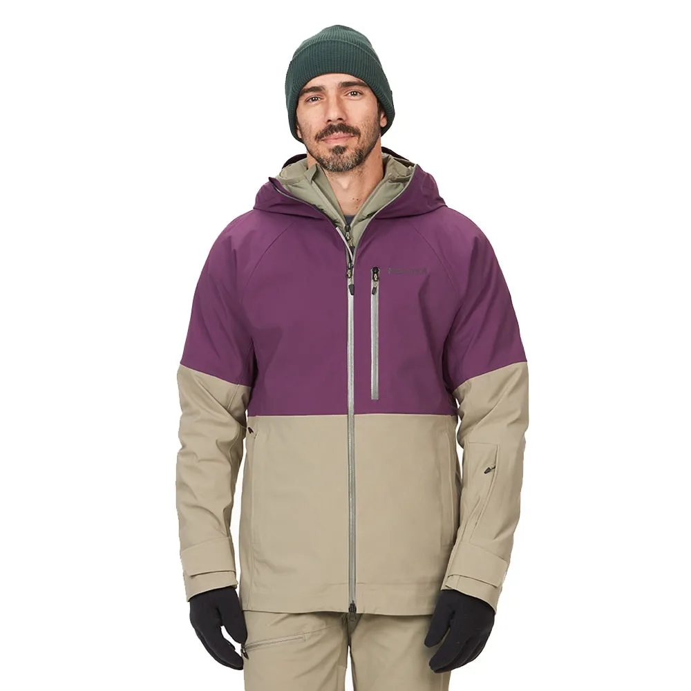 Man som bär Marmot Refuge Pro Jacket