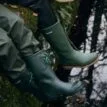 En modell bär Ett par praktiska och sköna Tretorn Strong S Gummistövlar (unisex)