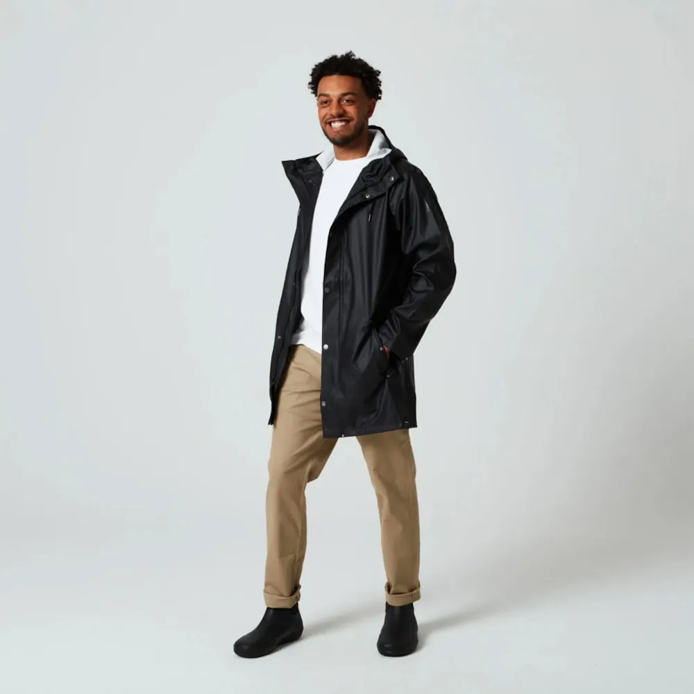 En skön och vattentät Tretorn Wings Plus Eco regnjacka (unisex) på en modell med öppen framsida