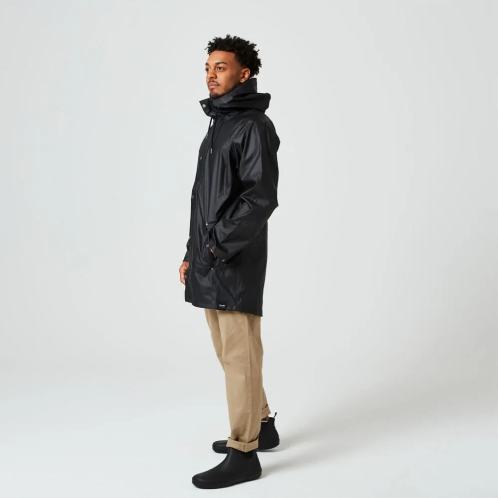 En skön och vattentät Tretorn Wings Plus Eco regnjacka (unisex) på en modell