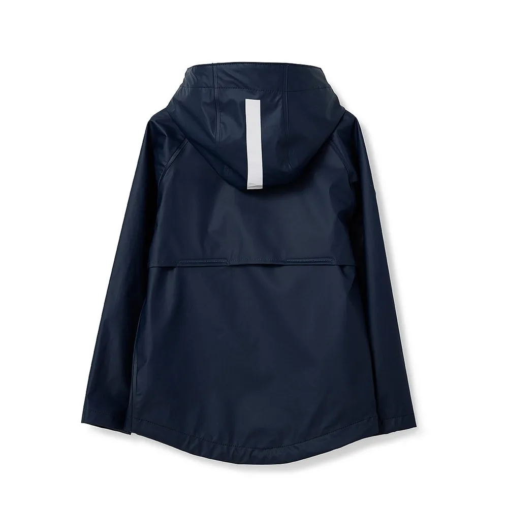 Baksida av praktiska jackan till Tretorn Kids Packable Rainset regnjacka och regnsbyxor