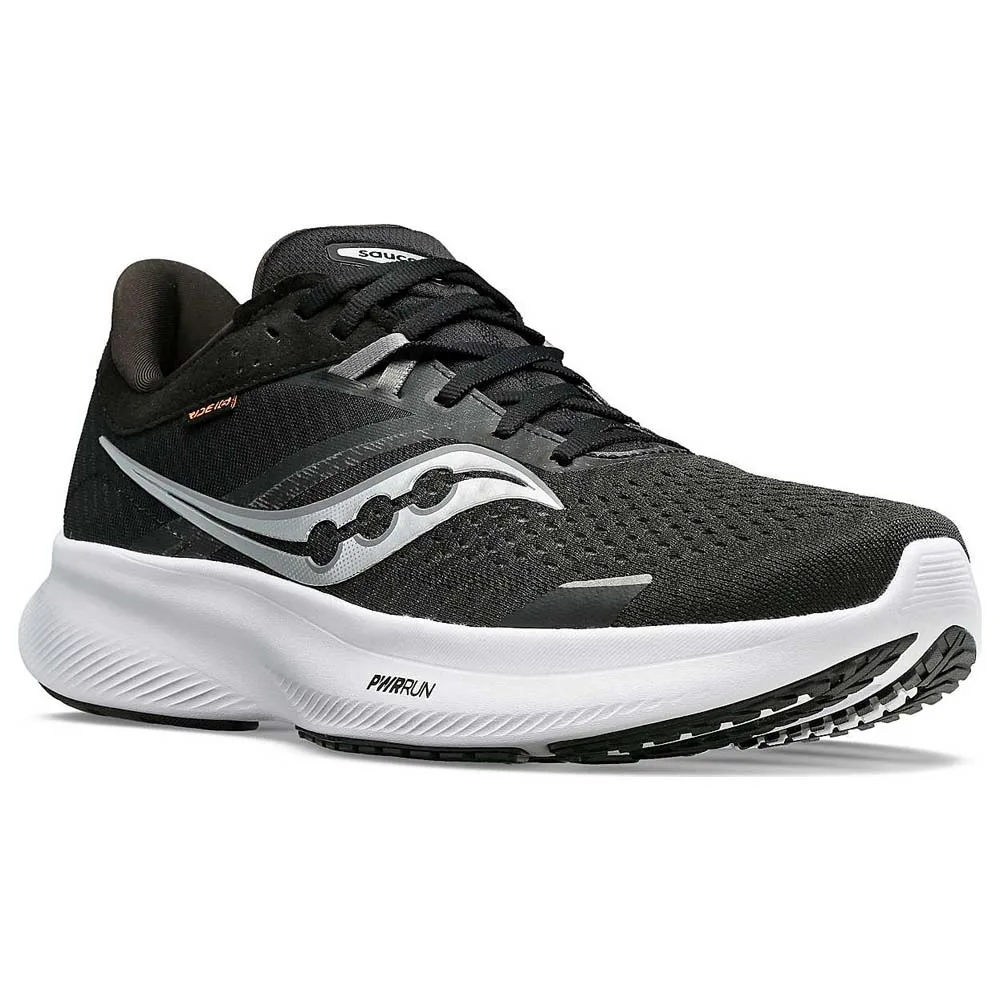Bred och bekväm Saucony Ride 16 Wide löparsko (herr) snett framifrån