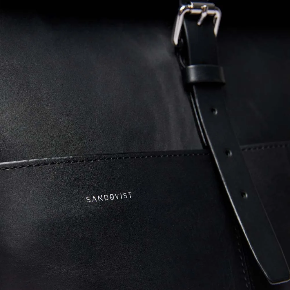 Logga och spänne på En Sandqvist Antonia Leather 15L i högkvalitivt läder med snygga detaljer