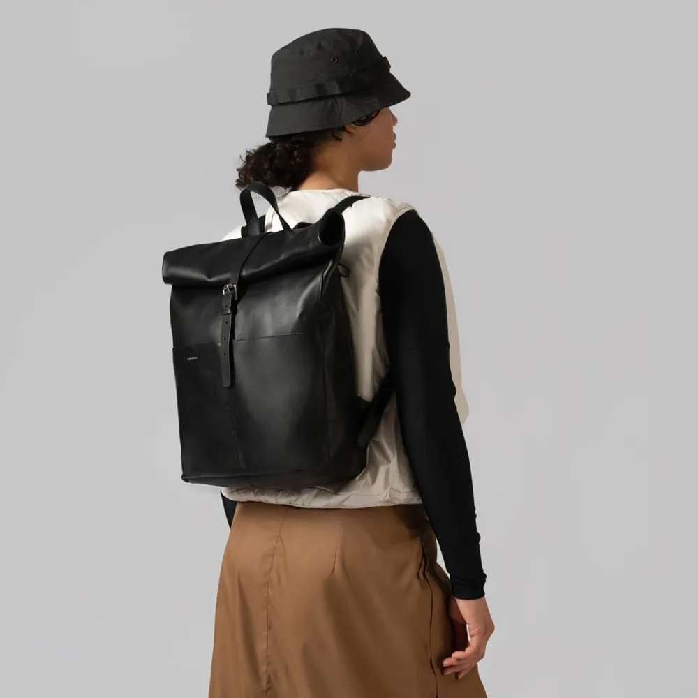 En modell har på sig En Sandqvist Antonia Leather 15L i högkvalitivt läder med snygga detaljer