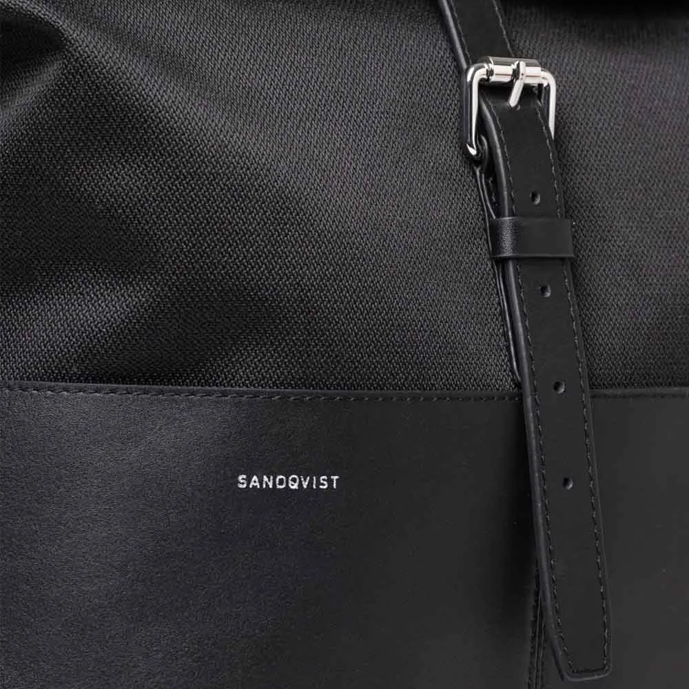 Logga och spänne på Lättviktig och snygg Sandqvist Antonia Twill ryggsäck 15L