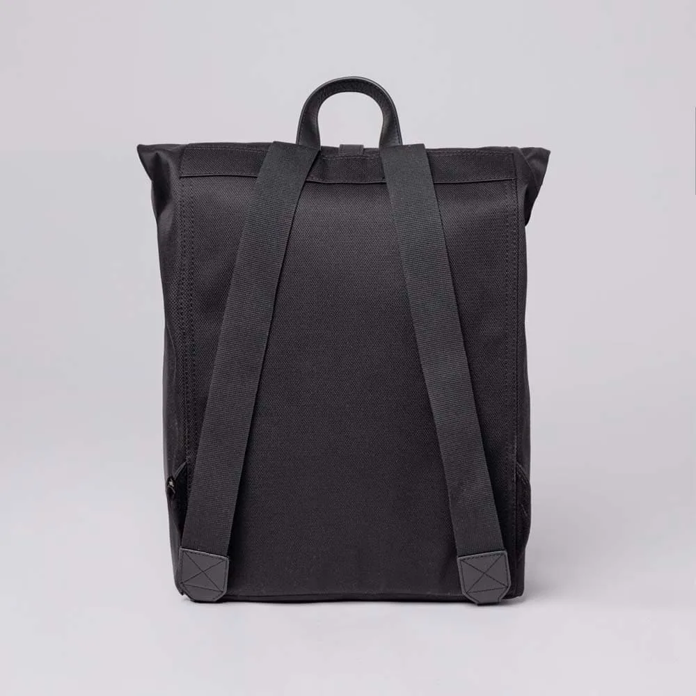 axelremmar på Lättviktig och snygg Sandqvist Antonia Twill ryggsäck 15L