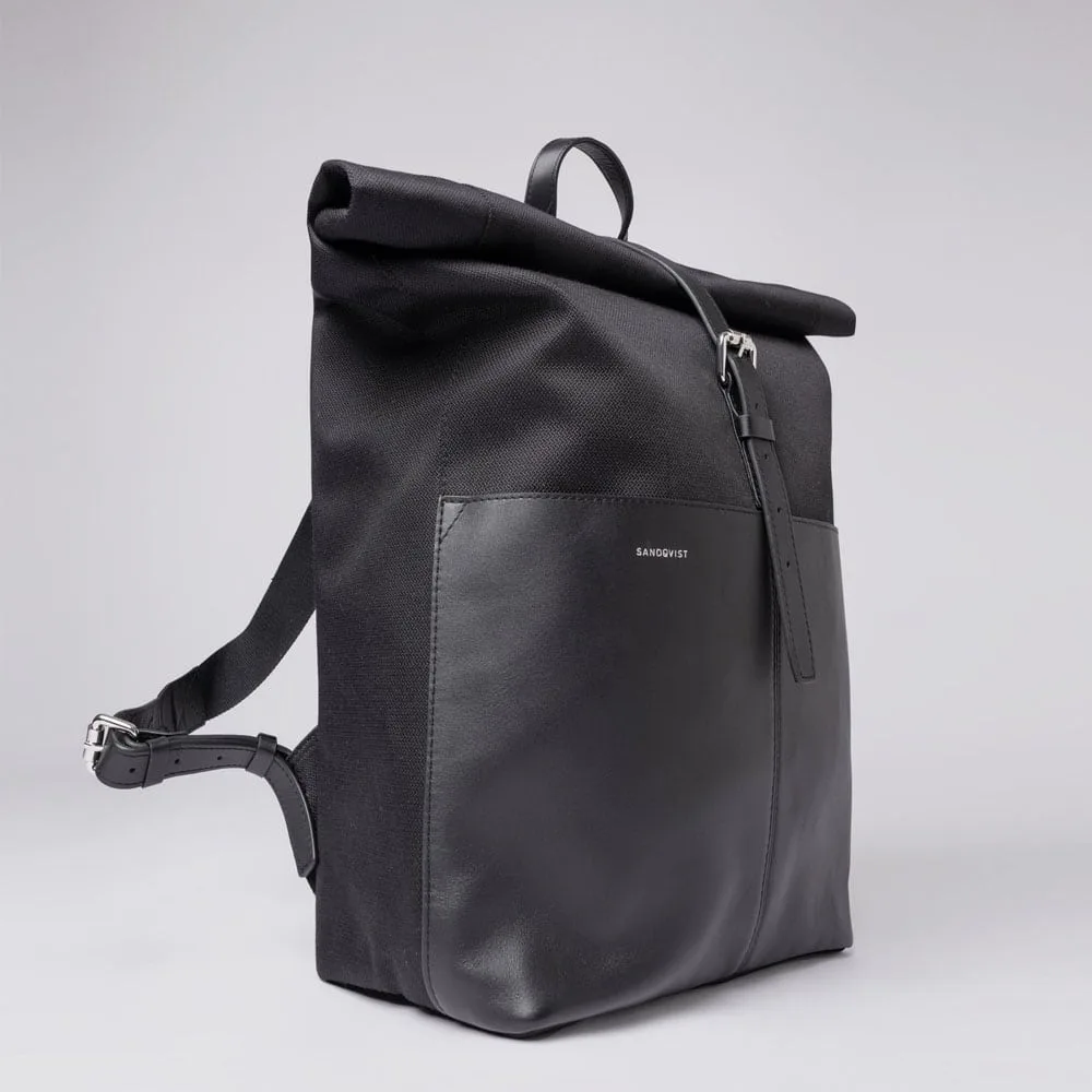 En Lättviktig och snygg Sandqvist Antonia Twill ryggsäck 15L snett framifrån