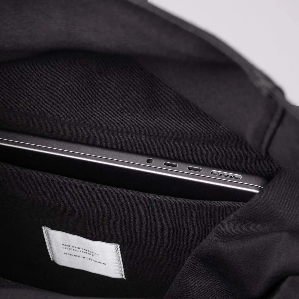 Lättviktig och snygg Sandqvist Antonia Twill ryggsäck 15L med en laptop i