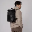 Lättviktig och snygg Sandqvist Antonia Twill ryggsäck 15L på en manlig modell