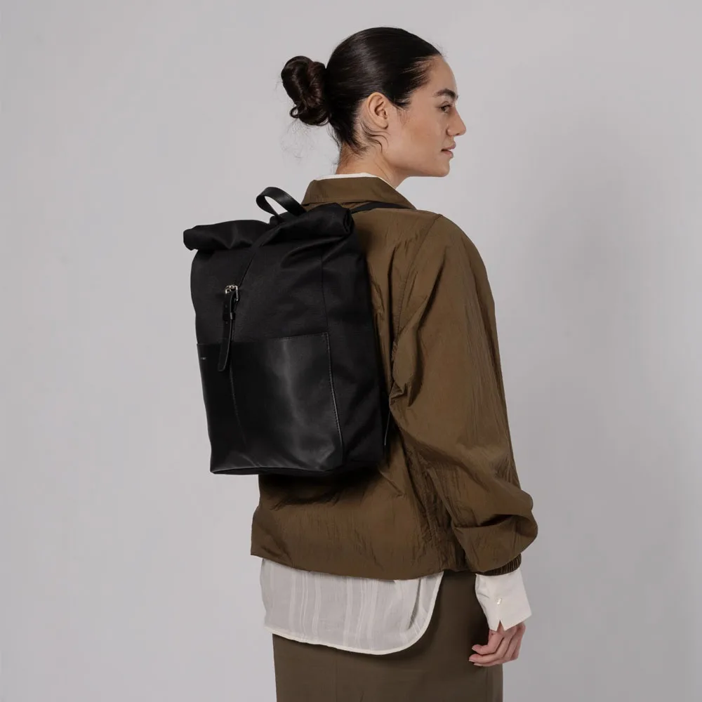 Lättviktig och snygg Sandqvist Antonia Twill ryggsäck 15L på en kvinnlig modell