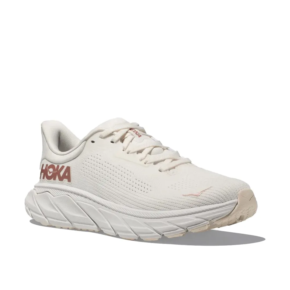 En snygg och bra dämpande HOKA ONE ONE Arahi 7 löparskor (dam) snett framifrån