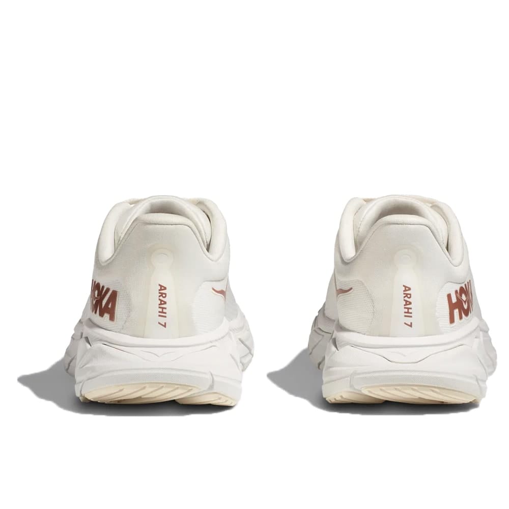 Hälar på En snygg och bra dämpande HOKA ONE ONE Arahi 7 löparskor (dam)