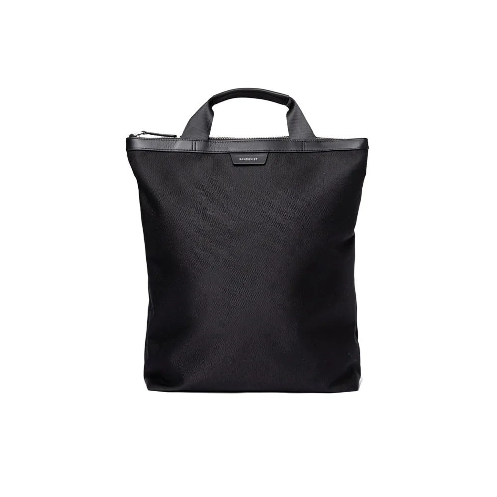 En stilren men mångfunktionell Sandqvist Beenie Twill 15L