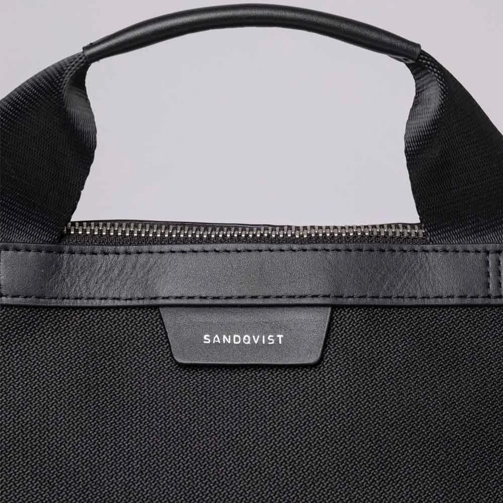 Handtag på En stilren men mångfunktionell Sandqvist Beenie Twill 15L