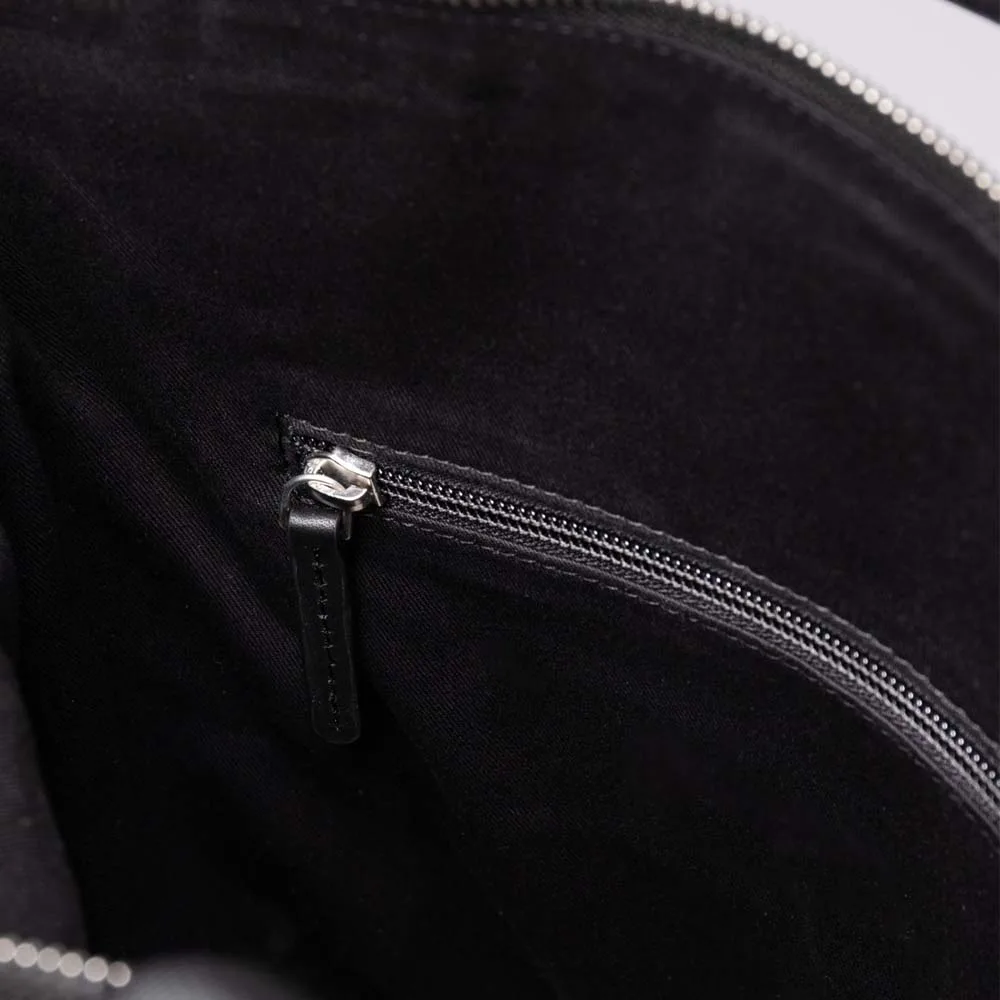 Innerfack på En stilren men mångfunktionell Sandqvist Beenie Twill 15L